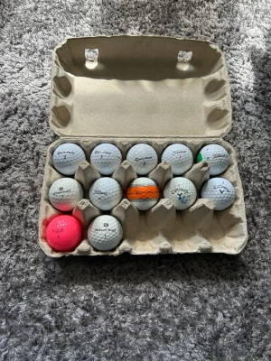 12 st golf bollar olika märken - 4 st taylor made. 3 st titles. 2 st Calloway. 2 st Wilson staff. 1 st Wilson.  Finns bilder på de olika. 