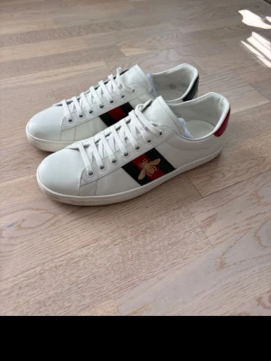 Gucci ace sneakers - Tvärfeta Gucci ace sneakers i jättebra skick. Perfekta skon som passar till allt. Endast skorna medföljer. Frågor? Kom dm✅. Allt gott, mvh Noah 