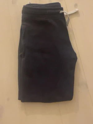Russemerch mjukisbyxor - Säljer detta par mjukisbrallor från russemerch i färgen mörkblå. Mycket bra skick skulle jag säga, inga defekter alls, storlek S. Hör av dig vid funderingar och pris osv!🙌🤩
