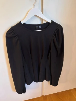 Svart blus - Svart blus från vero Moda. Knappt använd.