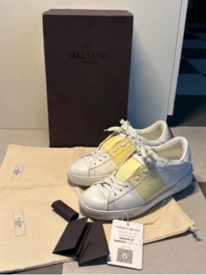 Valentino vita och gula sneakers - Riktigt snygga valentino garvanis med gul ränd. Superfin färg och skick. Nästintill nyskick