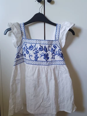 Sommarblus - Säljer en somrig fin blus med knyte i ryggen🌸 storlek xs