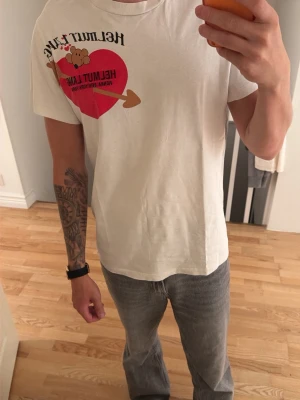 Helmut Lang - Helmut tisha, perfekt för sommaren sitter lite mindre än medium så skulle säga att small är perfekt för dig som är intresserad av denna skönheten. Köptes för 2000:-