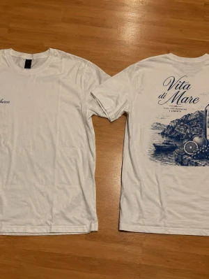 Vit t-shirt - Riktigt fräsch och stilren tröja ! Italiensk vibe 🍋🍷| (Tröjan till vänster är framsidan och höger är baksida) | Skriv om du har minsta lilla fråga !