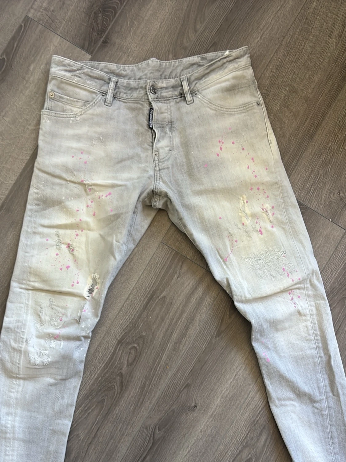 Ljusgrå jeans med färgstänk