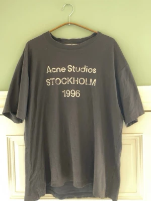 Acne studio t-shirt - Acne studio T-shirt. Inga defekter. Äkta såklart. Storlek M. Modellen är 180cm 65kg.  Fråga gärna frågor! (Kan gå ner mer i pris vid köp av bundles🤩)