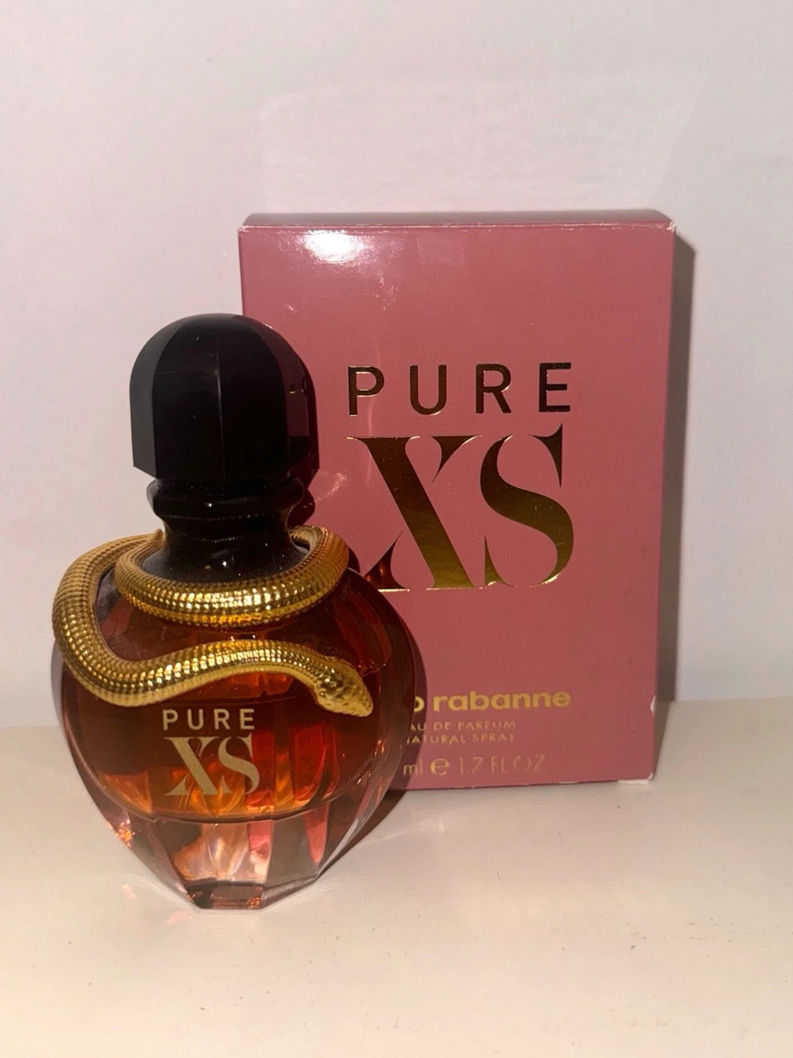 Pure XS parfym med gulddetalj 50ml