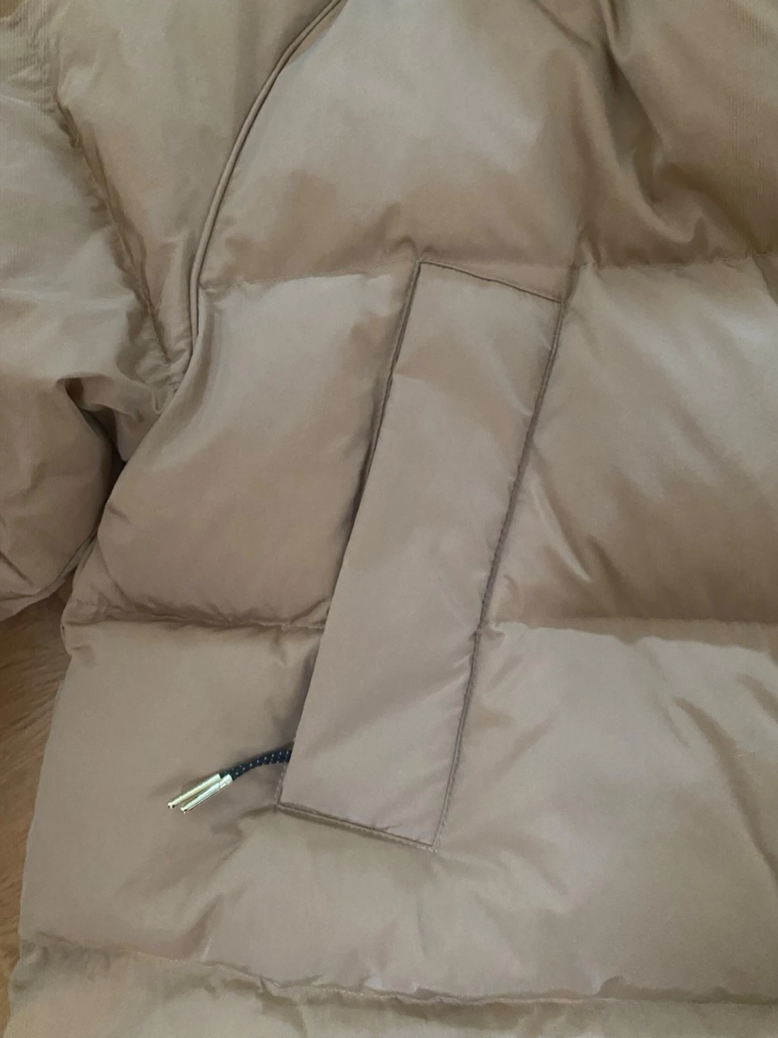 Beige pufferjacka med huva - 2