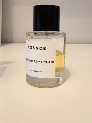 ESSNCE Strawberry Eclair parfym - ESSNCE Strawberry Eclair Eau de Parfum i Doften har en söt och fruktig karaktär, perfekt för dig som gillar bäriga toner. Halva flaska kvar