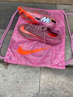 Nike vapor 16 Elite  - Hej!  Säljer dessa rosa Nike fotbollsskor för de har blivit försmå. Skorna i sig har inga skador men de har blivit använda ett bra tag som ni ser.   Storlek: 41  Köpta från Nike✅  Skriv gärna vid frågor!