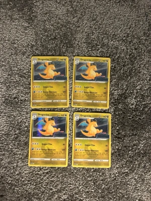 Fyra Dragonite Pokémonkort - Säljer fyra Dragonite Pokémonkort från Silver Tempest-serien. Korten har gul ram, färgglad illustration av Dragonite och detaljer om attackerna Dragon Claw och Energy Hurricane. Perfekt för samlare eller Pokémonfans som vill utöka sin kortlek.