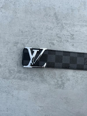 Louis Vuitton bälte - Svart Louis Vuitton bälte med silver färgat spänne. Clean modell som passar till det mesta i garderoben.