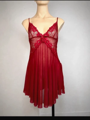 Sensuellt transparent rött spetsnattlinne i spets & mesh Reglerbara axelband Coquette Boudoir  - Romantisk babydoll i djup röd nyans med transparent mesh, vacker spets och liten rosett framtill. Justerbara axelband och en följsam passform gör den både bekväm och feminin. Perfekt för dig som gillar coquette, boudoir, gothic eller romantisk vintagestil. Fint begagnat skick. Märke okänt, storlek XS-S. Jag erbjuder bundlerabatt vid köp av flera föremål. 