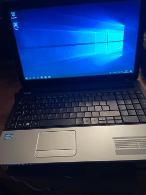 Acer Aspire E1-571 Laptop Intel Core i5-3230M 8 GB  RAM 750GB HDD - Acer Aspire E1-571 Laptop Intel Core i5-3230M 8 GB  RAM 750GB HDD  Acer Aspire E1-571 laptop med en Intel Core i5-3230M processor som körs på 2.60 GHz. Den har 8 GB DDR3 RAM och en 750 GB HDD. Skärmen är en 15.6 tum HD LED LCD. Grafiken hanteras av Intel HD Graphics 4000, upp till 1760 MB Dynamic Video Memory. Datorn har en DVD-Super Multi DL-enhet och Acer Nplify 802.11b/g/n för trådlös anslutning. Operativsystemet är Windows 10 Pro, 64-bitars. Laddare ingår