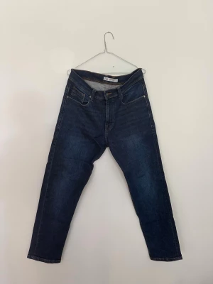 Mörkblå raka jeans - Säljer ett par mörkblå jeans från Zara i herrstorlek 44. Rak passform och klassisk femficksdesign. Skickas eller hämtas enligt överenskommelse.