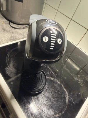 Nescafé Dolce Gusto kaffemaskin - Säljer en svart och silverfärgad kaffemaskin från Nescafé Dolce Gusto. Maskinen har en rundad form och tydliga knappar för temperatur och koppstorlek på ovansidan. Perfekt för kapselkaffe och enkel att använda i köket. aldrig använd bara genomkörd me vatten en gång 