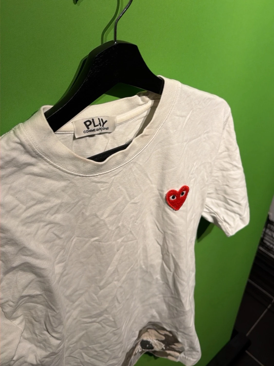 Vit t-shirt med rött hjärta PLAY - 1