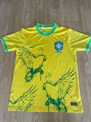 Gul Brasilien t-shirt - Snygg gul t-shirt med gröna detaljer 