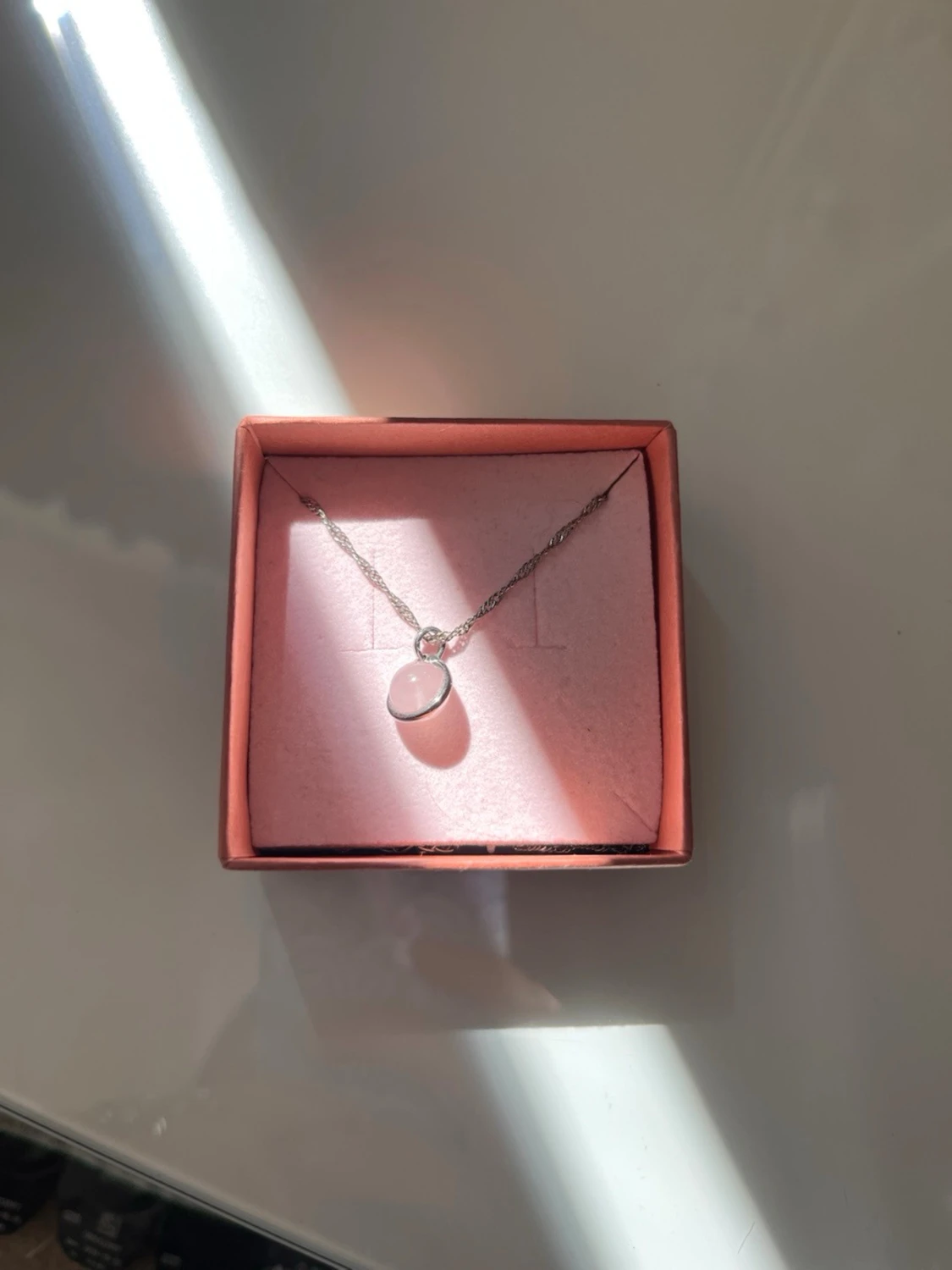 Silverhalsband med rund rosa sten - 2