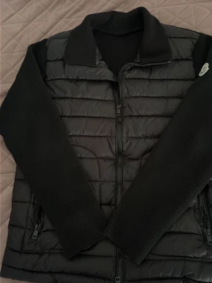 Moncler cardigan - Helt ny och har inga problem, nfc funkar och allt. Storlek S men sitter som en M. Tveka inte att fråga om saker. Kan gå ner vid direkt köp!