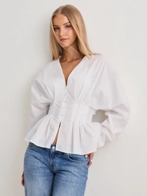 Vit v-ringad blus med puffärm - Stilren vit blus med v-ringning och markerad midja. Blusen har långa puffärmar och knappar framtill. Tillverkad i ett lätt bomullsliknande material som ger en luftig känsla. Aldrig använd endast testad tror prislappen är kvar men inte helt säker, skriv för mer info!Säljer pga den är för liten, pris kan diskuteras💗