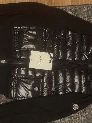 Moncler tricot - Riktigt fin Moncler cardigan jacka som jag nu säljer, vid fler bilder är frågor är det ba skriva!