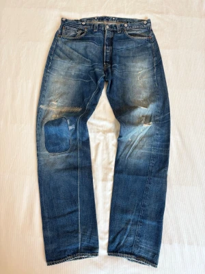 Vintage Levi’s 501XX Jeans Selvedge  - Tjaaa🫣nu säljer jag mina otroligt sällsynta 501XX i storleken 34/34 🫡dessa jeans är en LVC reproduktion från 90-talet av ett par Levi’s jeans från 30-talet som hittades i en gruva🤩tveka inte på att skriva ifall ni har några frågor🥰