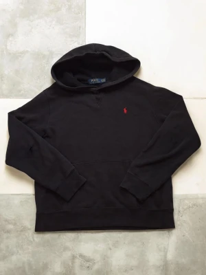 Ralph Laurén hoodie  - Snygg svårt Ralph Laurén hoodie. Bra skick men ett hål i var sin armbåge. Pris: 299 kr. Hör av dig vid funderingar 
