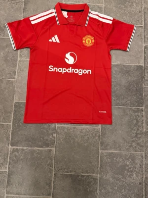 Manchester United  matchtröja 26/27 - Manchester United röd matchtröja 26/27 utan tryck storlek M, oanvänd helt ny 
