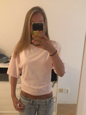 Ljusrosa t-shirt/topp med loose fit - Säljer en jättesöt ljusrosa topp/ t-shirt som är tajt i midjan men loose vid armarna.💕