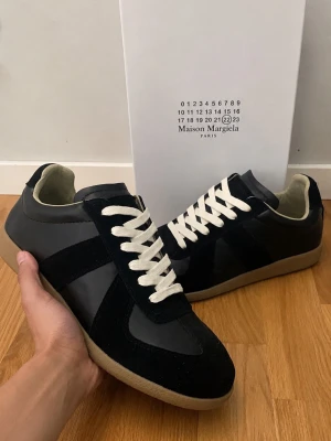 Maison Margiela svarta GATs - Finns även 41! Säljer mina Maison Margiela GATs 👟✨ Helt nya (aldrig använda) 🔥  Sjukt clean modell som passar till allt 🫡 Perfekta om du vill levela upp din stil 💯 🚫 Inga byten 💸 Pris kan diskuteras vid snabb affär