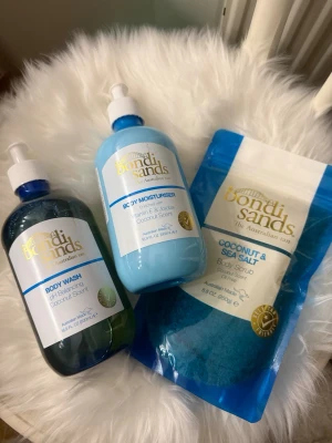 bondi Sands Coconut kit🥥🌴 - Allt är nytt och oöppnat🥥💫 Body wash 500ml Body moisturizer 500ml Body scrub 250ml Nypris 657kr💫  Ph-balanserat och skonsamt för brun utan sol☀️ Veganskt samt fri från sulfater🌱