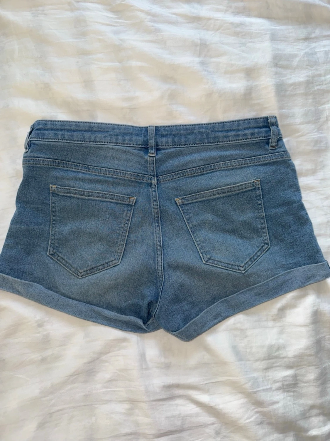 Blå denimshorts med uppvik - 1