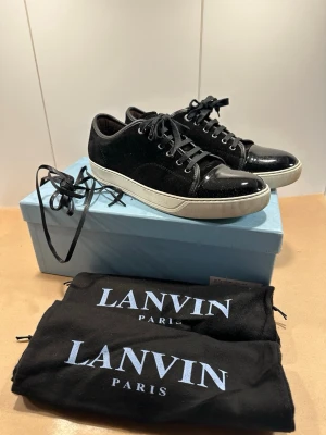 Lanvin skor - Sjukt snygga lanvin skor till salu är, perfekta för sommaren! Skorna är storlek 10 vilket tyder på storlek 44! Grymt skick, ser exakt ut som bilderna så avgör själv! Färgen är svart och allt medföljer! Skriv gärna vid fler frågor🙏