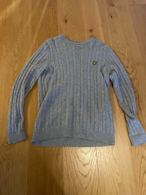 Lylle and scott sweater  - En grå bomulls stickad sweater som är i stort sätt otroligt ny, använd väldigt lite. Storlek M