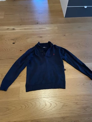 Ralph Lauren sweater  - En marinblå sweater i storlek XL, ganska urtvättad och har krympt lite i tvätten men ändå fin