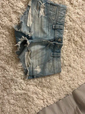 jeansshorts - shortsen är från ginas 14+ serie, knappt använda och har inga fläckar eller hål som inte ska vara där🥰