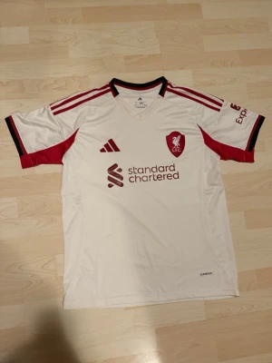 Liverpool FC Borta Kit 2025/26  - Stilren fotbollströja i helt nytt skick. Tröjan är inte använd en endaste sekund.
