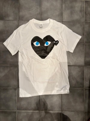 Cdg t shirt - Storlek S. Mycket bra skick, snabb frakt! Hör av dig vid intresse. Mvh