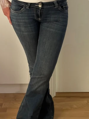 Low waist bootcut jeans från Nelly - Mörkblå jeans från Nelly i väldigt fint skick! De är lågmidjade och är bootcut/flared modell. Använda fåtal gånger, storlek: 34🩷