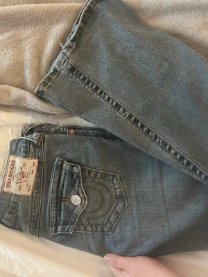 True Religion Joey Low Rise Flare Jeans - Säljer ett par jättefina lågmidjade jeans från true religion, dom är i Joey Low Rise Flare modellen alltså e dom bootcut!💕, använda 2 gånger. Köpta för 1500. Storlek 24