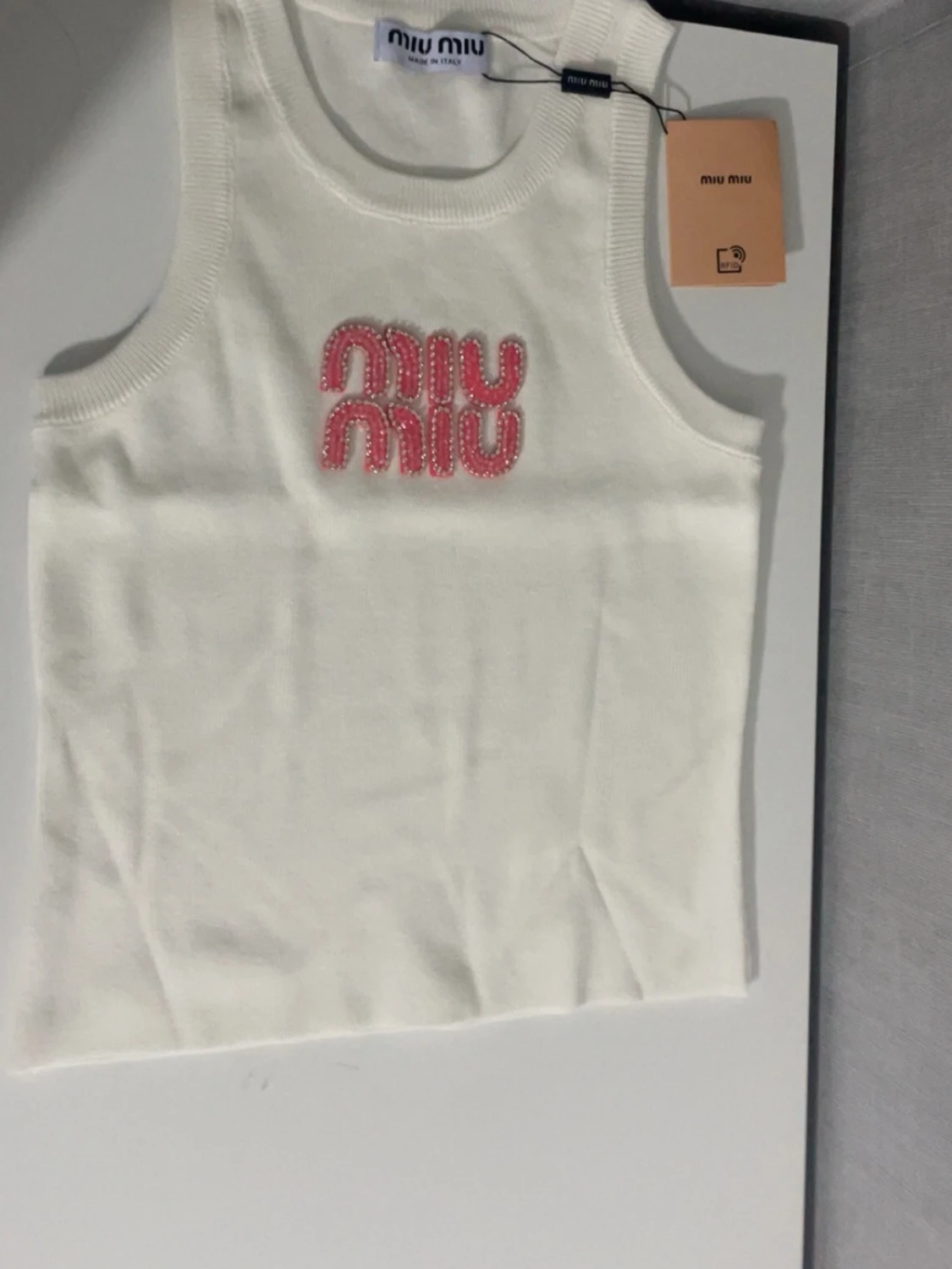 Vit linnetopp från Miu Miu med pärlor