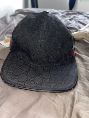Svart Gucci keps med GG-mönster - Äkta svart Gucci keps säljer den för jag inte använder längre 