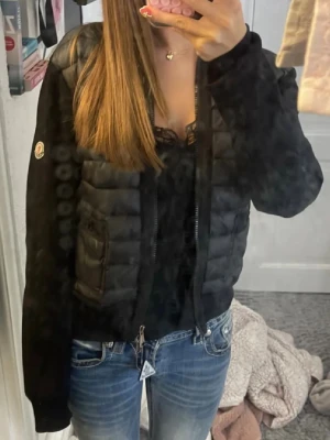 Moncler cardigan - Snygg svart cardigan från Moncler!! Säljer då ddn inte kommer till använding. Köpte här på plick och den har inga defekter, super lätt att styla och passar storlek S/XS/XXS