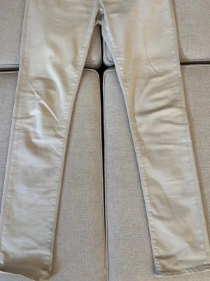 Beige smala jeans från Tramarossa - Snygga beige jeans från Tramarossa med smal passform och klassisk femficksdesign. Byxorna har dragkedjegylf och detaljerade sömmar. Perfekta för dig som gillar stilrena och tidlösa plagg i garderoben.