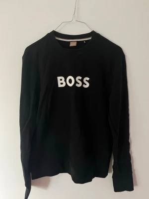 Boss sweatshirt  - Boss sweatshirt i storlek S, använd 2-3 gånger