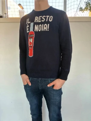 MC2 Saint Barth Tröja - Sällsynt MC2 Saint Barth Tröja med texten ”IL RESTO ÉL NOIA! Och den är av materialet Kashmir|Storlek:L|Pris:1299kr|Skick: nytt skick, 10/10|Hör av dig vid minsta lilla fundering eller fråga|