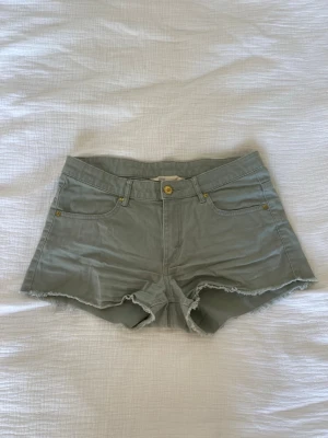 Lågmidjade militärgröna jeansshorts  - Jättesnygga lågmidjade militärgröna jeansshorts från Hm i storlek xs men skulle säga att dem passar S också💕 