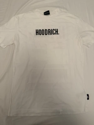 Hoodrich T-shirt - Hoodrich T-shirt som är i jätte bra skick och knappast använd. Tveka inte att skriva om du har övriga frågor👍🏻