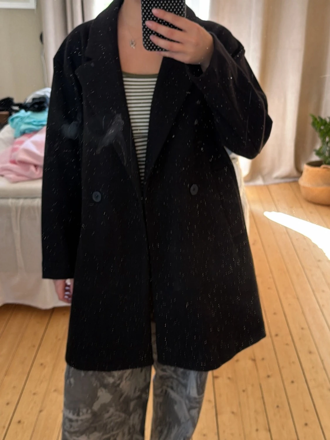 Svart oversized kappa med knappar